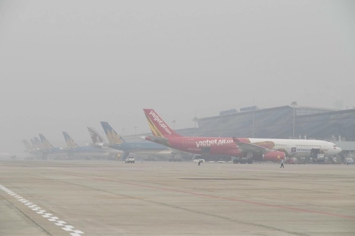 Thick fog diverts and delays flights due to poor visibility
